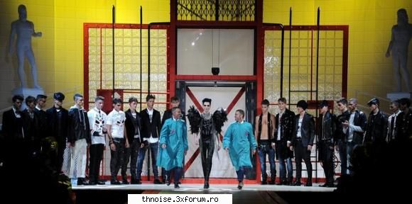 :nebun:  :nebun: bill kaulitz, manechin de ocazie la saptamana modei de la milano